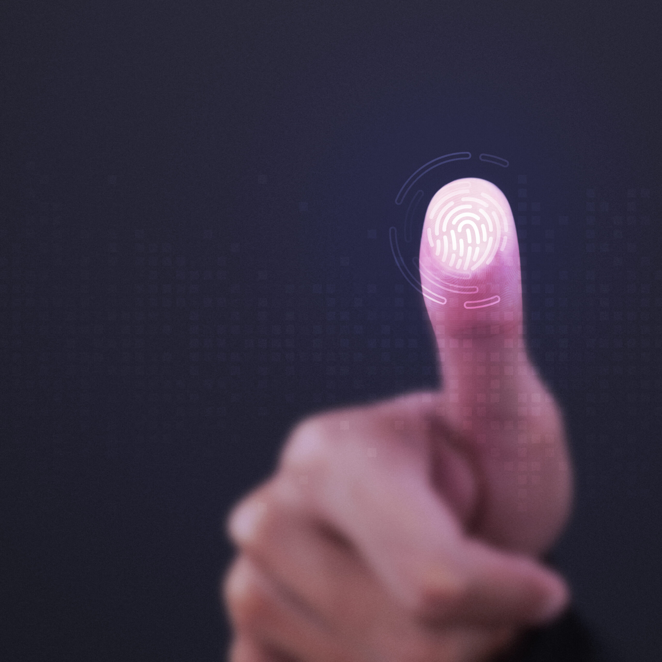 Primer plano de una huella dactilar siendo escaneada digitalmente sobre una pantalla transparente, representando el proceso de recolección de evidencia digital y peritaje biométrico en una investigación forense informática.